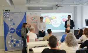 Presentación de cursos de la Universidad Nebrija sobre salud y formación profesional. Ponentes explican el programa a un grupo de asistentes.