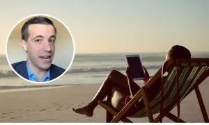 Un hombre en un círculo habla sobre si la empresa puede elegir mis vacaciones, mientras una persona descansa en una silla en la playa con una tablet.