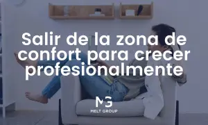 Mujer relajada en un sofá con portátil, reflexionando sobre salir de su zona de confort para crecer profesionalmente.