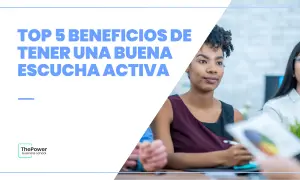 Mujeres atentas en una reunión, aprendiendo sobre los beneficios de la escucha activa en el trabajo.