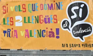 Cartel naranja con letras de colores: "Si vols que domines les llengües, tria València!". Promociona cursos homologados en València.