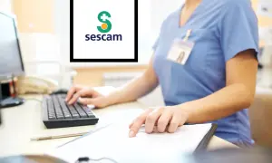 Persona administrativa en Sescam, preparándose para cursos baremables.