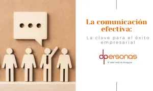 Figuras de madera representan un equipo y un bocadillo de diálogo, simbolizando la **comunicación laboral** efectiva como clave del éxito empresarial.