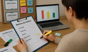 Persona revisa baremo de méritos para oposiciones, con diplomas y currículum a la vista.