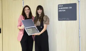 Dos mujeres posan con un reconocimiento en la Sala Almudena Cid. Las opiniones sobre Almudena Palacios son positivas.
