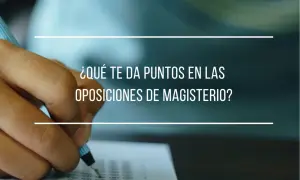 Mano completando un examen tipo test, clave para los cursos de educación primaria y oposiciones de magisterio.