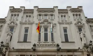 Fachada del Palacio de Justicia, con banderas y estatuas. Un símbolo de la promoción interna justicia.