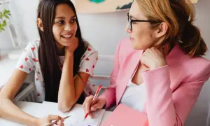 Profesora anima a una opositora antes del examen, dándole consejos y apoyo.