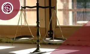 Balanza de la justicia, símbolo de la estabilización y la tramitación procesal.