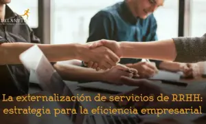 Acuerdo de externalización en RRHH. Manos estrechándose sobre una mesa, simbolizando colaboración y eficiencia empresarial.