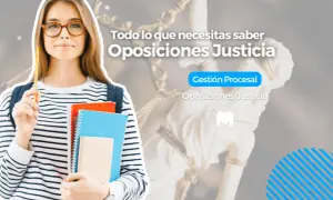 Joven estudiante con gafas y libros, lista para las oposiciones justicia.
