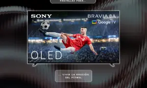 Televisor Sony Bravia 8A OLED muestra un futbolista en acción. Las mejores pantallas para vivir la emoción del fútbol, según opiniones.