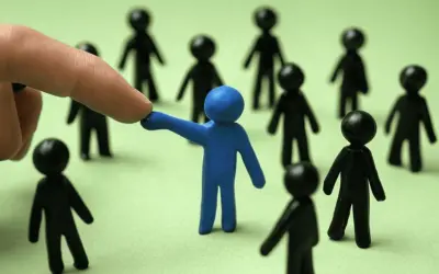 Dedo señala a figura azul entre otras negras, sugiriendo la necesidad de denunciar favoritismo laboral.