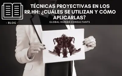 Persona muestra mancha de tinta, ejemplo de técnicas proyectivas en RR.HH. para entender la mente.