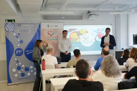Presentación de cursos de la Universidad Nebrija sobre salud y formación profesional. Ponentes explican el programa a un grupo de asistentes.