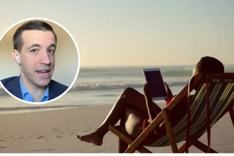 Un hombre en un círculo habla sobre si la empresa puede elegir mis vacaciones, mientras una persona descansa en una silla en la playa con una tablet.