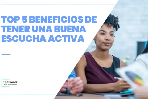 Mujeres atentas en una reunión, aprendiendo sobre los beneficios de la escucha activa en el trabajo.