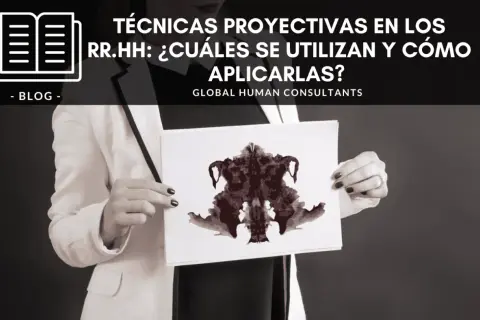 Persona muestra mancha de tinta, ejemplo de técnicas proyectivas en RR.HH. para entender la mente.