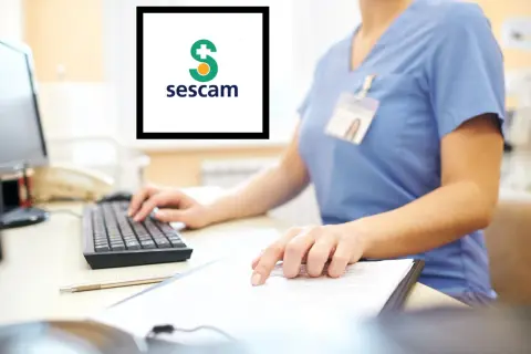 Persona administrativa en Sescam, preparándose para cursos baremables.