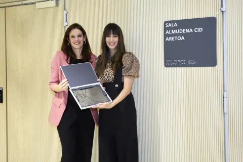 Dos mujeres posan con un reconocimiento en la Sala Almudena Cid. Las opiniones sobre Almudena Palacios son positivas.