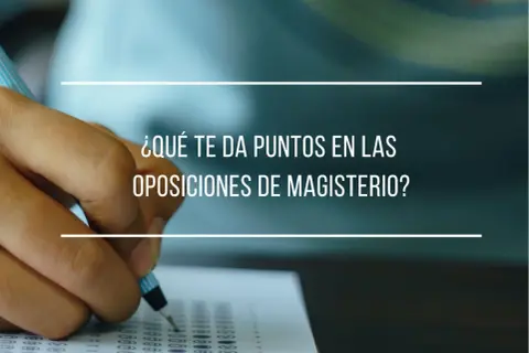 Mano completando un examen tipo test, clave para los cursos de educación primaria y oposiciones de magisterio.