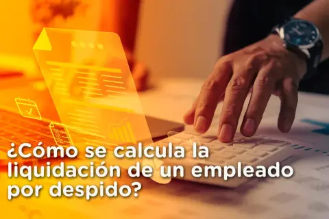 Calculando la liquidación de un empleado por despido. Manos sobre calculadora y laptop con gráficos.
