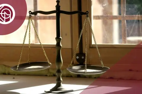 Balanza de la justicia, símbolo de la estabilización y la tramitación procesal.