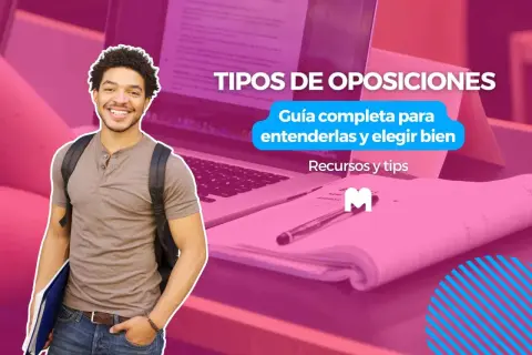 Joven sonriente con mochila y carpetas, frente a un portátil. El texto dice "Tipos de Oposiciones: Guía completa para entenderlas y elegir bien". Explora qué significa oposición libre.
