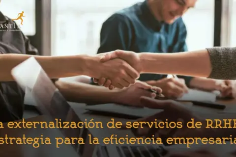 Acuerdo de externalización en RRHH. Manos estrechándose sobre una mesa, simbolizando colaboración y eficiencia empresarial.