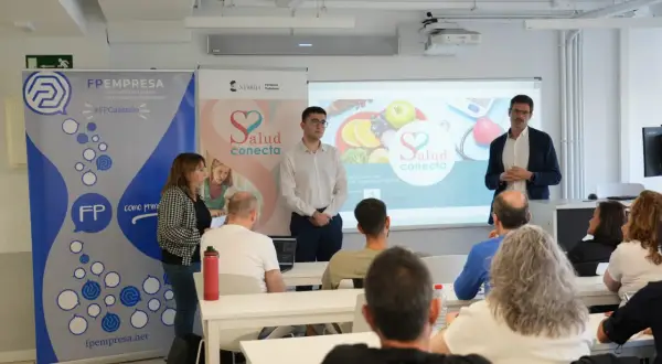 Presentación de cursos de la Universidad Nebrija sobre salud y formación profesional. Ponentes explican el programa a un grupo de asistentes.