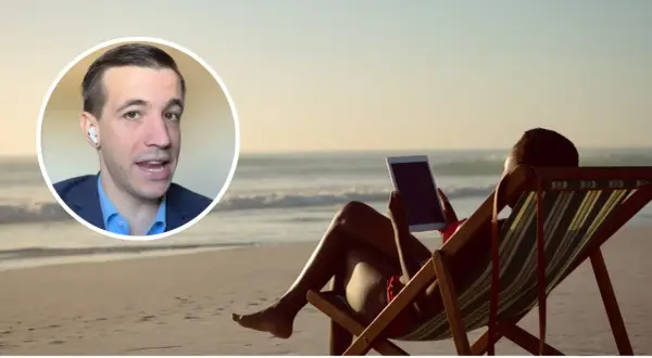 Un hombre en un círculo habla sobre si la empresa puede elegir mis vacaciones, mientras una persona descansa en una silla en la playa con una tablet.