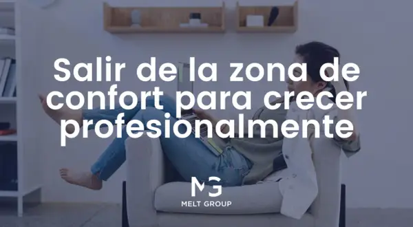 Mujer relajada en un sofá con portátil, reflexionando sobre salir de su zona de confort para crecer profesionalmente.