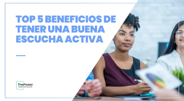 Mujeres atentas en una reunión, aprendiendo sobre los beneficios de la escucha activa en el trabajo.