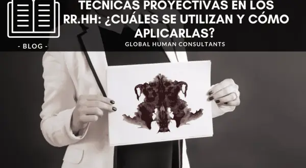 Persona muestra mancha de tinta, ejemplo de técnicas proyectivas en RR.HH. para entender la mente.