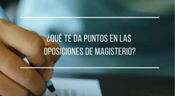 Mano completando un examen tipo test, clave para los cursos de educación primaria y oposiciones de magisterio.