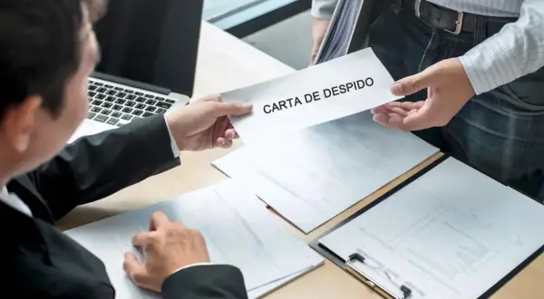 Un hombre entrega una carta de despido. El receptor, con traje, revisa documentos. Se siente la tensión de las mentiras en la carta de despido.