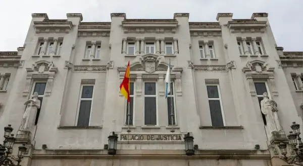 Fachada del Palacio de Justicia, con banderas y estatuas. Un símbolo de la promoción interna justicia.