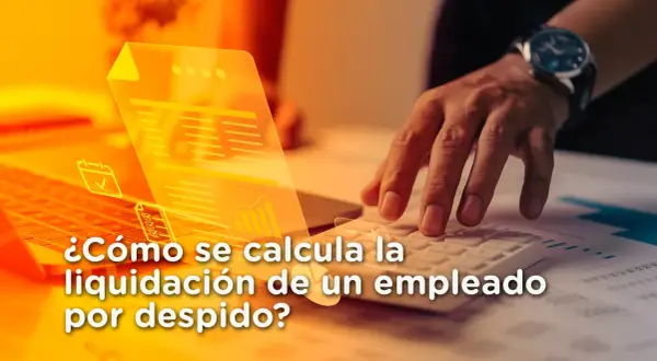 Calculando la liquidación de un empleado por despido. Manos sobre calculadora y laptop con gráficos.