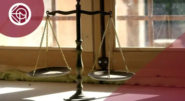 Balanza de la justicia, símbolo de la estabilización y la tramitación procesal.