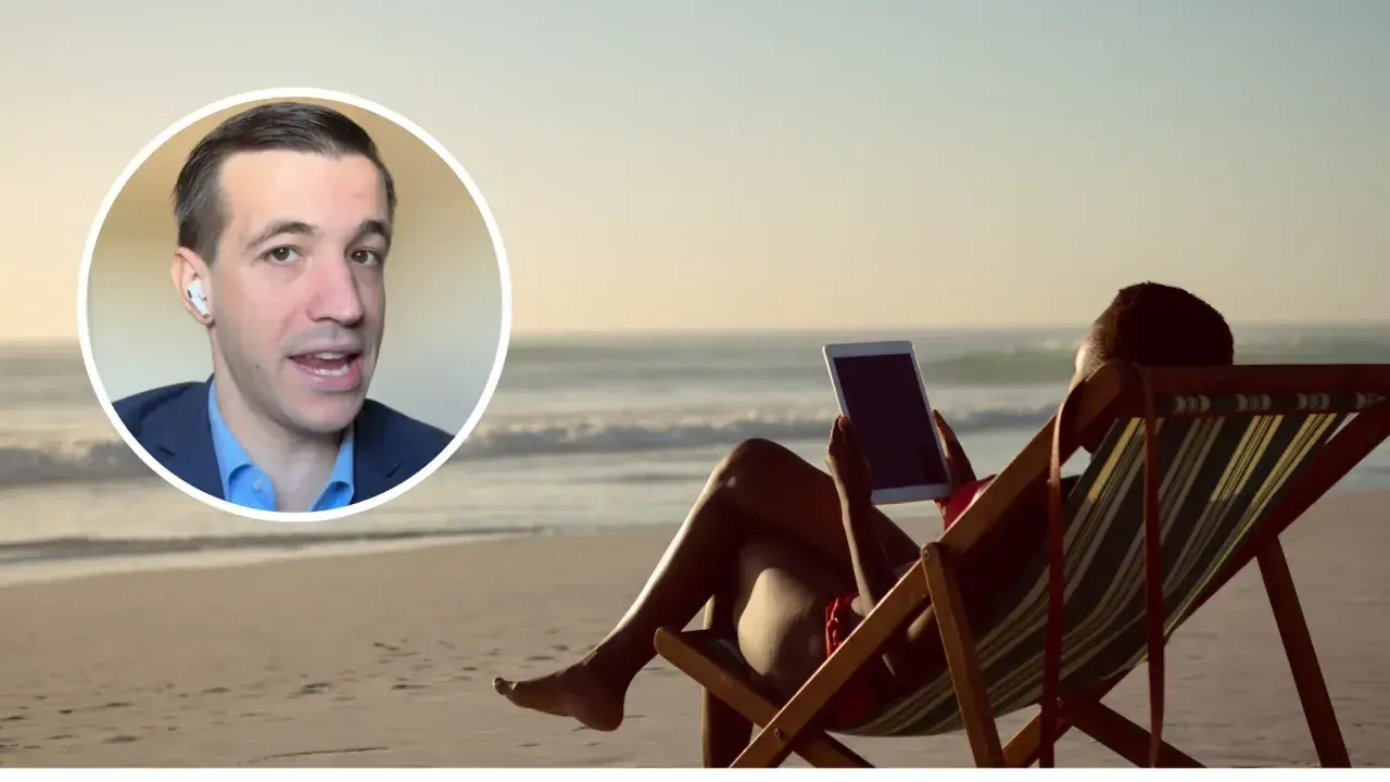 Un hombre en un círculo habla sobre si la empresa puede elegir mis vacaciones, mientras una persona descansa en una silla en la playa con una tablet.