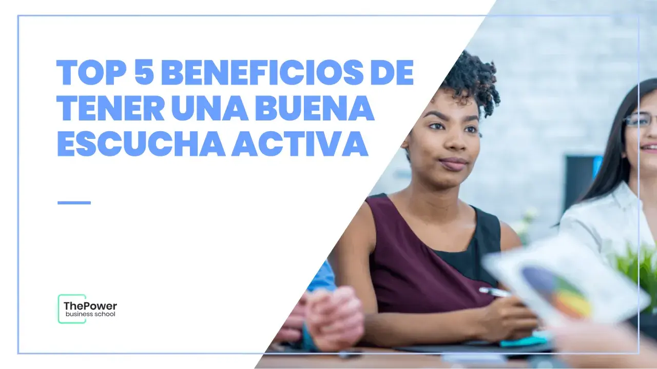 Mujeres atentas en una reunión, aprendiendo sobre los beneficios de la escucha activa en el trabajo.