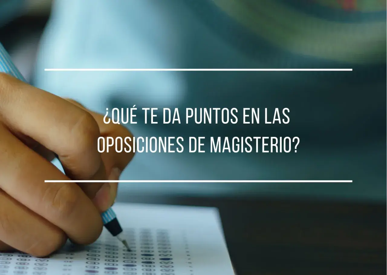 Mano completando un examen tipo test, clave para los cursos de educación primaria y oposiciones de magisterio.