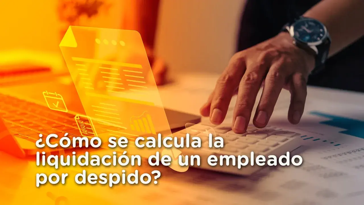 Calculando la liquidación de un empleado por despido. Manos sobre calculadora y laptop con gráficos.