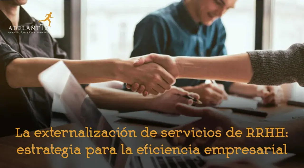 Acuerdo de externalización en RRHH. Manos estrechándose sobre una mesa, simbolizando colaboración y eficiencia empresarial.