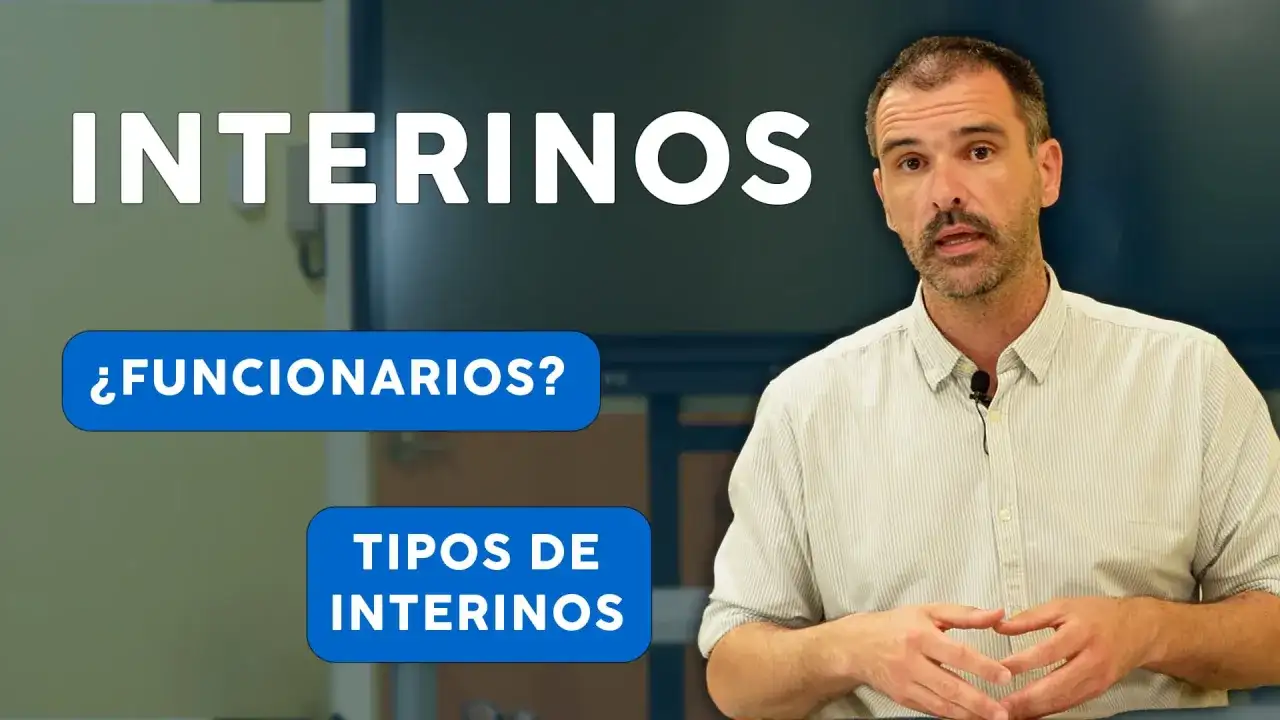 Un hombre habla sobre los tipos de funcionario interino.