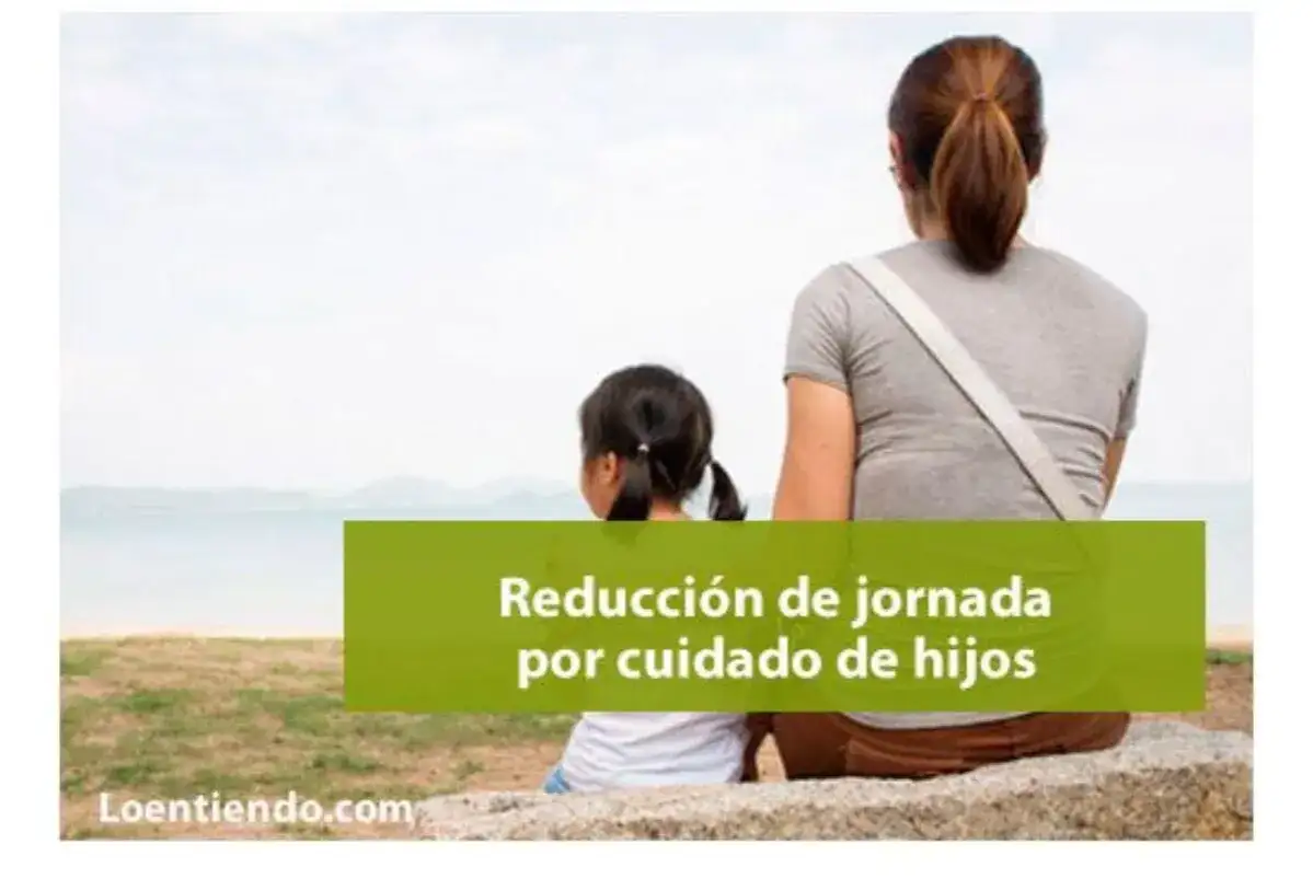 Madre e hija sentadas mirando al mar. El texto indica "Reducción de jornada por cuidado de hijos", sugiriendo un equilibrio entre trabajo y familia.