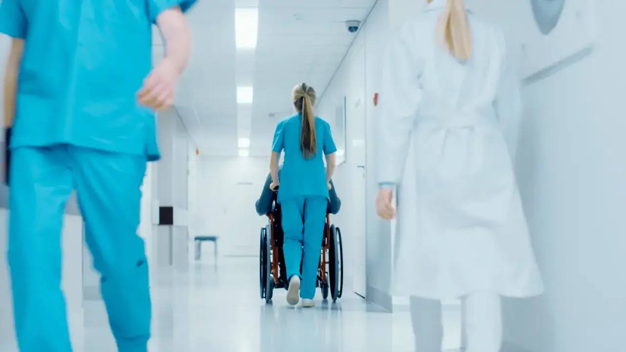 Personal sanitario en pasillo de hospital. &iquest;Qu&eacute; cursos punt&uacute;an para celador?