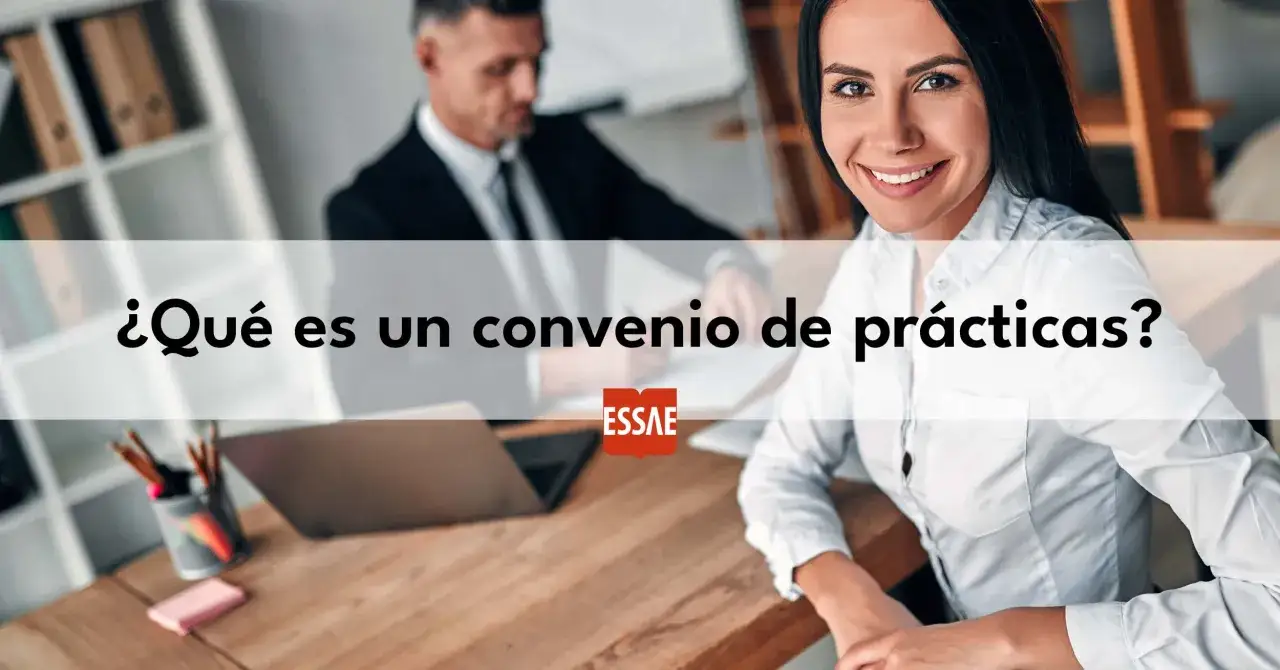 Una mujer sonr&iacute;e mientras se discute un convenio de pr&aacute;cticas.
