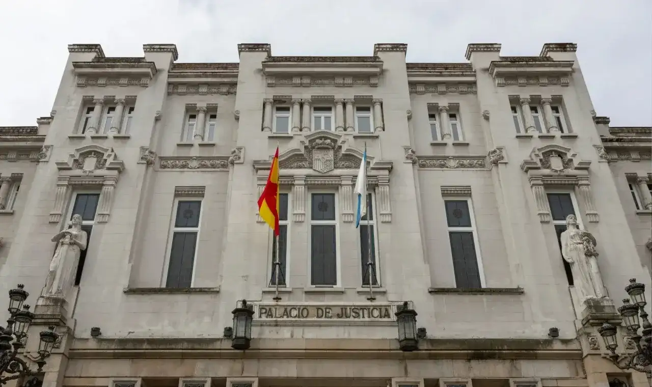 Fachada del Palacio de Justicia, con banderas y estatuas. Un símbolo de la promoción interna justicia.