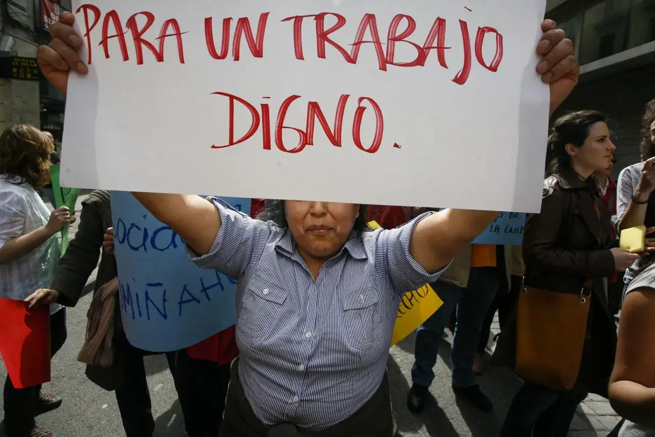 Manifestantes protestan contra la precariedad laboral, exigiendo 